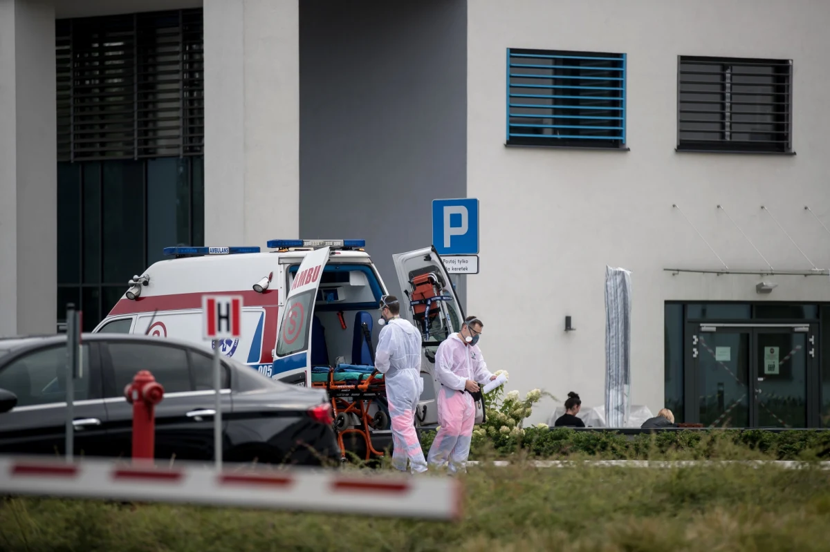 Szpital Uniwersytecki w Krakowie nie dysponuje już wolnymi łóżkami dla chorych na Covid-19. Małopolska kolejny dzień jest liderem w liczbie potwierdzonych zakażeń koronawirusem.