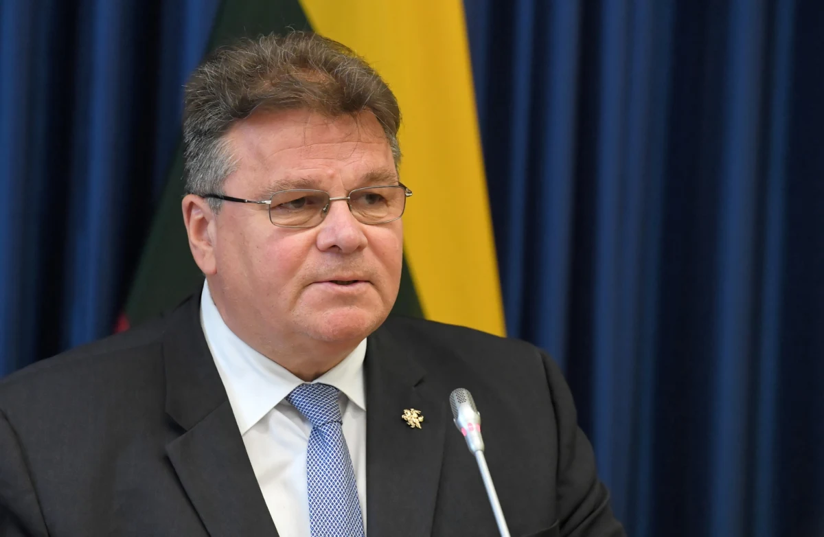 Ambasadorzy Polski i Litwy zostali pilnie wezwani do białoruskiego Ministerstwa Spraw Zagranicznych na konsultacje. Resort zażądał ograniczenia liczby dyplomatów z tych krajów na Białorusi. "Polska i Litwa nie posłuchają żądań resortu spraw zagranicznych w Mińsku by ograniczyć liczbę dyplomatów na Białorusi" - poinformowało litewskie Ministerstwo Spraw Zagranicznych. 