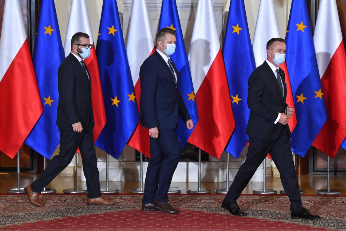 Osobliwością przeprowadzanych w rządzie zmian jest to, że właściwie każdy z wprowadzanych właśnie do gabinetu nowych ministrów resortowych albo podsyca istniejące, albo otwiera nowe konflikty. Rządzący nie muszą tego robić, a jednak tak się dzieje.