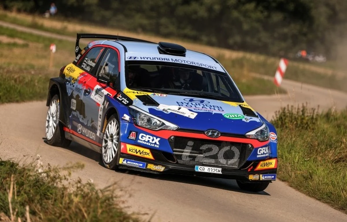 Trwa ostatnia runda Rajdowych Samochodowych Mistrzostw Polski, czyli Rajd Świdnicki. Po pierwszej pętli, czyli trzech odcinkach specjalnych, prowadzi Jari Huttunen. Fin, który jest liderem Mistrzostw Polski wygrał dwa z trzech dzisiejszych OS-ów.