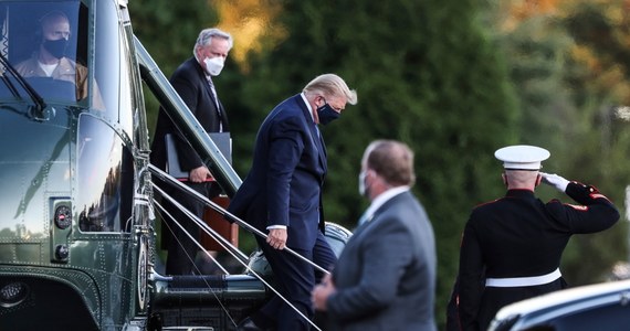 Donald Trump został przeniesiony do szpitala: jak poinformował Biały Dom, o umieszczeniu zakażonego koronawirusem prezydenta USA w wojskowym centrum medycznym w Bethesda w stanie Maryland zdecydowano ze względów ostrożności. Według źródła agencji informacyjnej Reuters, Trump ma "lekką gorączkę". Przed wylotem do szpitala gospodarz Białego Domu nagrał krótkie wideo. "Myślę, że radzę sobie bardzo dobrze" - stwierdził w kilkunastosekundowym klipie. Przed godz. 6 rano polskiego czasu Trump napisał na Twitterze: "Idzie dobrze - tak myślę. Dziękuję wszystkim. KOCHAM!!!".