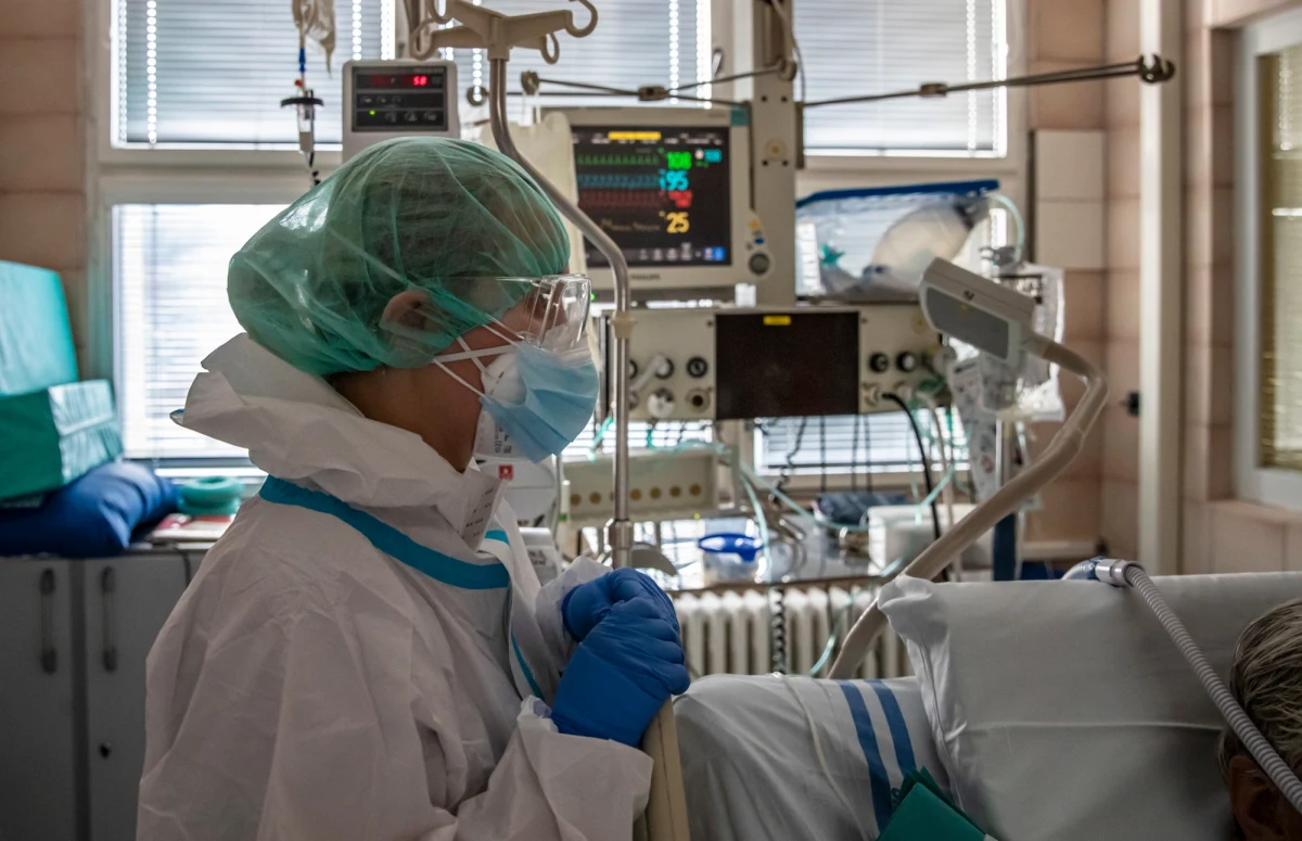 Jak poinformowało Ministerstwo Zdrowia, zarejestrowano 2367 nowych zakażeń w Polsce. To kolejny dobowy rekord w naszym kraju. Resort podał także, że w ciągu minionej doby zmarły 34 osoby. Łącznie od początku epidemii w Polsce zarejestrowano 98 140 zakażeń oraz 2 604 zgonów. 