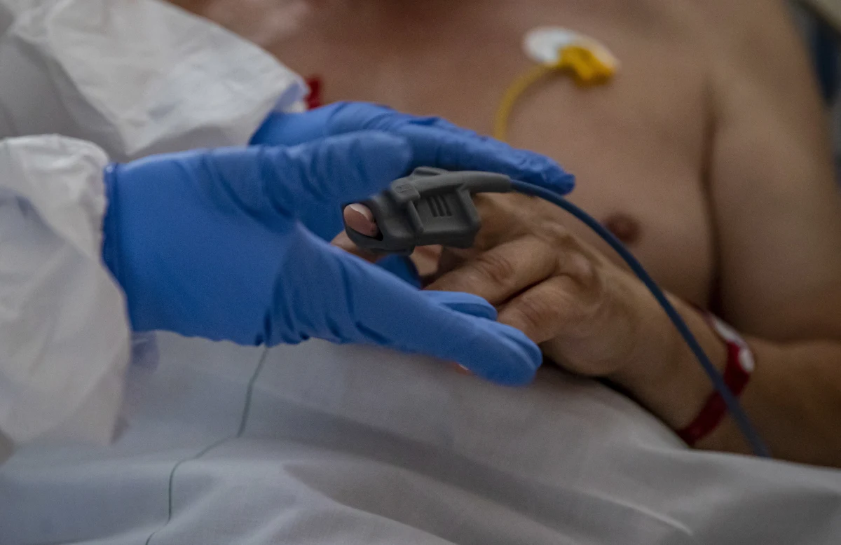 Nic się nie zmienia w przebiegu epidemii, musimy niestety w najbliższych dniach i tygodniach przyzwyczaić się do tych wyników zakażeń koronawirusem - powiedział w sobotę PAP rzecznik Ministerstwa Zdrowia Wojciech Andrusiewicz, pytany o rekordowy wzrost zachorowań na Covid-19.