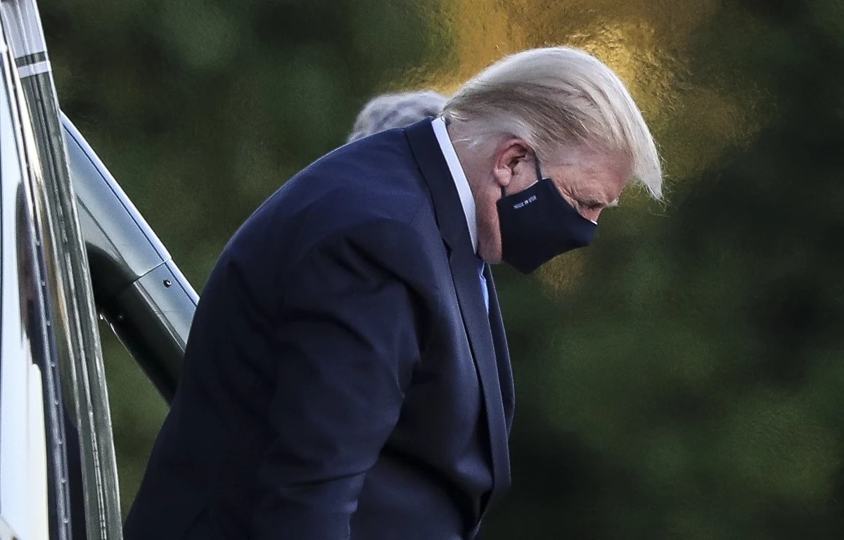 ​Szef kampanii prezydenckiej Donalda Trumpa uzyskał pozytywny wynik testu na koronawirusa. To kolejna osoba z otoczenia Trumpa, która została zakażona. Sam prezydent również ma koronawirusa i wczoraj trafił z tego powodu do szpitala, gdyż miał problemy z oddychaniem.