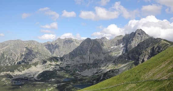 Ratownicy TOPR znieśli w noszach francuskich z Wołowca w Tatrach Zachodnich (2063 m n.p.m) poszkodowaną turystkę. Silny podmuch wiatru zrzucił ją z grani w rejonie Wołowca w Tatrach Zachodnich. Kobieta ma uraz nogi.  