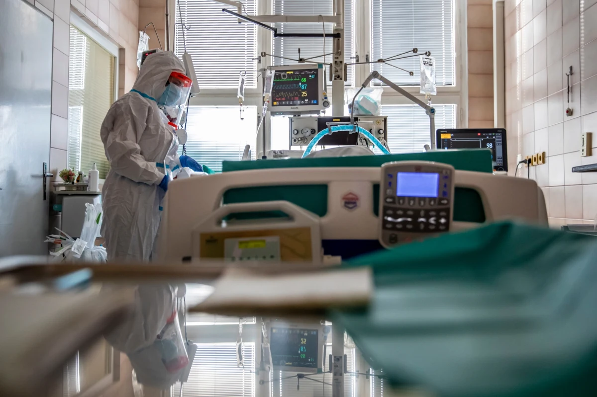 "Jest dopiero początek drugiej fali epidemii, a już brakuje miejsc w szpitalach. Dalej może być tylko gorzej. To ostatni dzwonek na zmianę zachowań, ludzie muszą się otrząsnąć" - ostrzega dr hab. Ernest Kuchar.