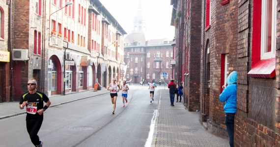 ​Szczególny dzień dla biegaczy. Tradycyjnie w pierwszą niedzielę października odbywa się Silesia Marathon - największa impreza biegowa na Śląsku. To już 12. edycja. Biegacze, których obowiązuje ścisły reżim sanitarny, właśnie wyruszyli. Pierwszy na mecie był Andrzej Rogiewicz - to już jego trzecie zwycięstwo w tym biegu.