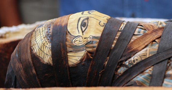 W Egipcie, na południe od Kairu, archeolodzy odkryli wyjątkowe miejsce pochówku. Badacze znaleźli 59 starożytnych, świetnie zachowanych sarkofagów ze zmumifikowanymi szczątkami.