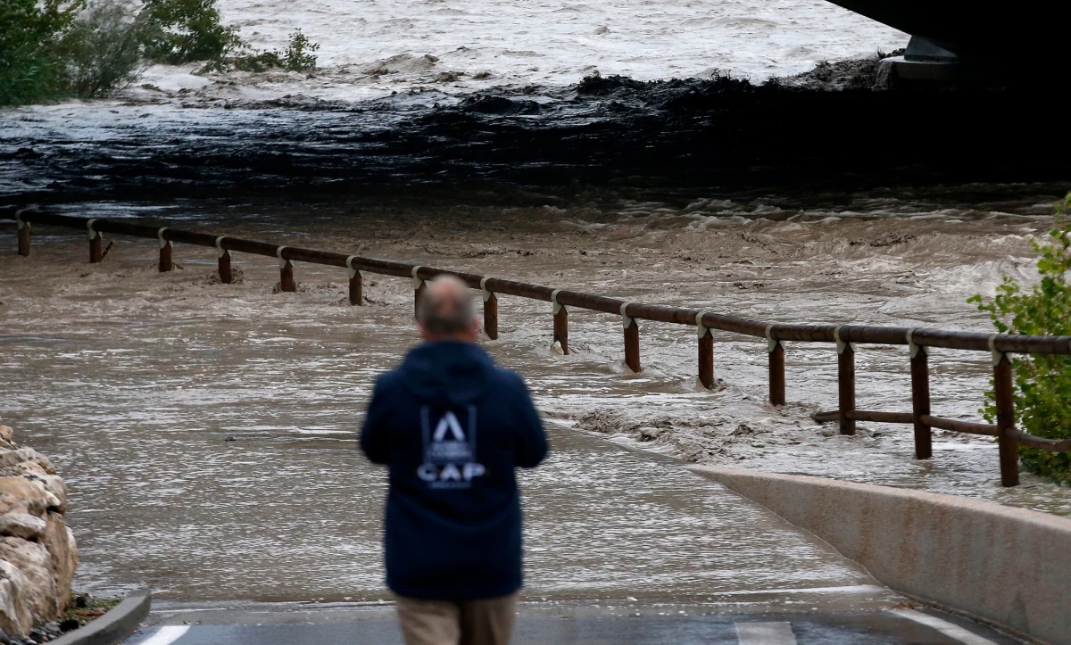Około tysiąca strażaków uczestniczy w akcji naprawiania szkód oraz poszukiwania ośmiu osób zaginionych w czasie burz i powodzi na południu Francji. 12 śmigłowców tworzy most powietrzny z miejscowościami odciętymi od świata.
