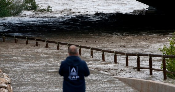 Około tysiąca strażaków uczestniczy w akcji naprawiania szkód oraz poszukiwania ośmiu osób zaginionych w czasie burz i powodzi na południu Francji. 12 śmigłowców tworzy most powietrzny z miejscowościami odciętymi od świata.