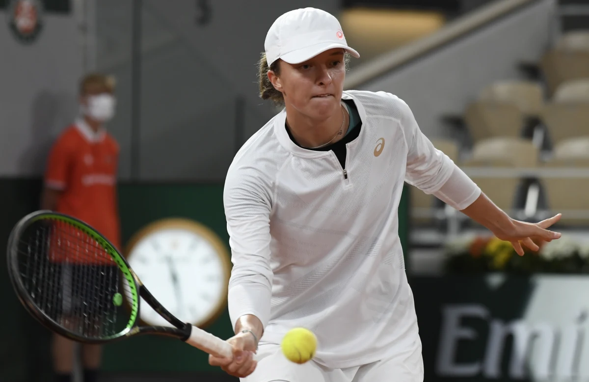 Iga Świątek sensacyjnie pokonała najwyżej rozstawioną Rumunkę Simonę Halep 6:1, 6:2 w 1/8 finału French Open. 19-letnia tenisistka, która po raz pierwszy w karierze awansowała do czołowej "ósemki" w wielkoszlemowych zmaganiach, teraz zagra z Włoszką Martiną Trevisan.