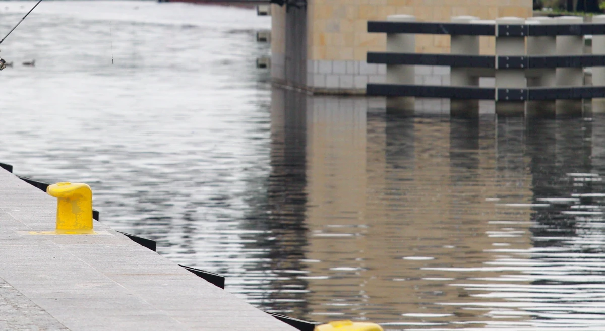 Policjanci i strażacy uratowali 20-letniego mężczyznę, który wpadł do rzeki Elbląg. Wcześniej bawił się w jednym z lokali na starówce i nie pamięta, jak znalazł się w wodzie.