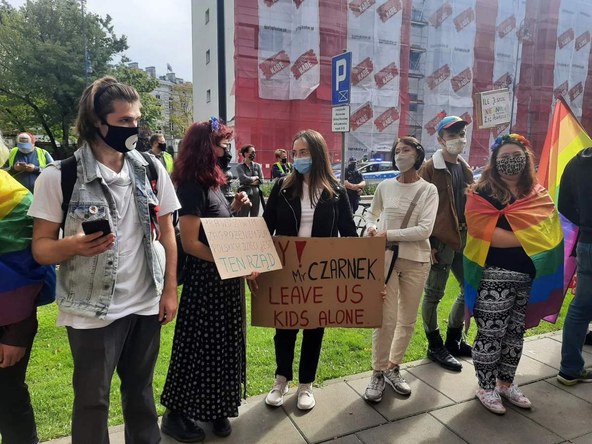 Kilkaset osób protestowało przed gmachem ministerstwa edukacji przeciwko kandydaturze Przemysława Czarnka na szefa połączonych resortów nauki i edukacji. Największy sprzeciw zgromadzonych budziły wypowiedzi kandydata dotyczące mniejszości seksualnych i praw kobiet.  Pikietujący skandowali "Czarnek precz" oraz trzymali banery z hasłami: "Szkoła dla wszystkich", "Ministrze, zgłoś nieprzygotowanie", "Edukacja jest najważniejsza".