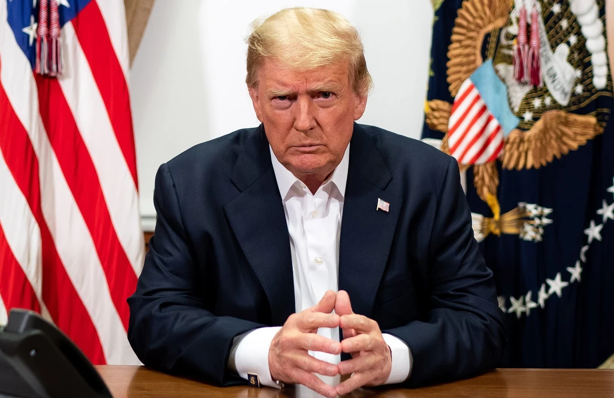 Przebywający w szpitalu Donald Trump nagrał w niedzielę spot, w którym oświadczył: "Wiele nauczyłem się o Covid-19; to prawdziwa szkoła". Następnie na krótko pojawił się przed szpitalem. Sympatyków pozdrawiał z tylnego siedzenia prezydenckiego samochodu.