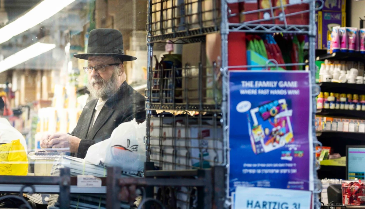 Burmistrz Nowego Jorku Bill de Blasio zapowiedział w niedzielę zamknięcie mniej istotnych dla gospodarki miasta firm oraz szkół w dziewięciu najbardziej dotkniętych przez epidemię częściach dzielnic Brooklyn i Queens. Zarządzenie to ma obowiązywać od środy.
