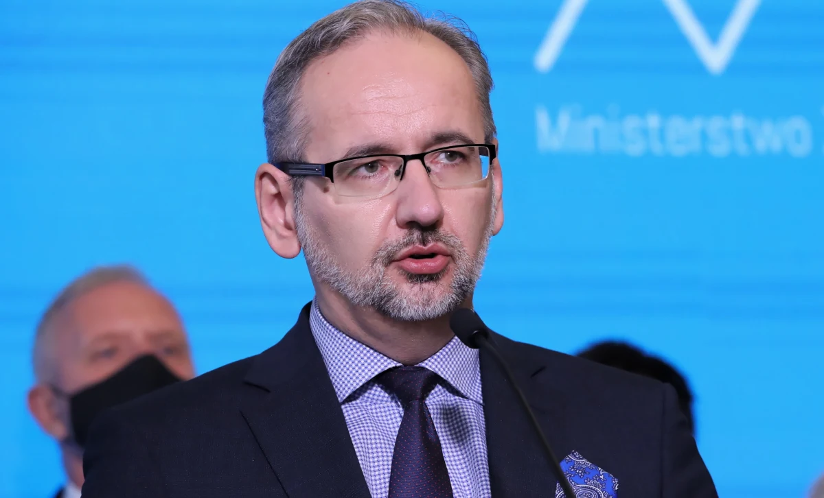 Mogą zostać wprowadzone nowe obostrzenia; nie wykluczam, że powiaty w strefie "czerwonej" będą odczuwać bardziej dotkliwe restrykcje - powiedział w rozmowie z "Rzeczpospolitą" minister zdrowia Adam Niedzielski.