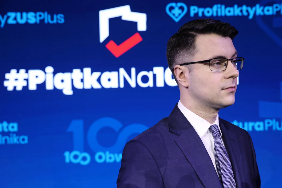 ​Zmiany w obostrzeniach w strefach żółtych i czerwonych to kwestia kilku, maksymalnie kilkunastu dni; rozważamy również wprowadzenie ograniczenia dopuszczalnej liczby osób na weselach w strefie zielonej - powiedział rzecznik rządu Piotr Müller.