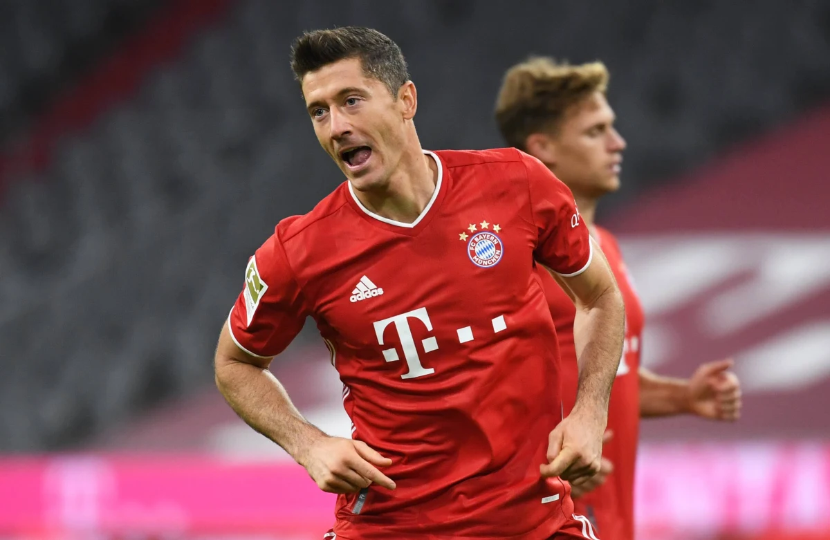 ​Robert Lewandowski został uznany za najlepszego piłkarza 3. kolejki niemieckiej ekstraklasy przez magazyn "Kicker". Napastnik Bayernu Monachium zdobył cztery bramki w meczu z Herthą Berlin (4:3). W drużynie kolejki znalazł się także bramkarz Augsburga Rafał Gikiewicz.