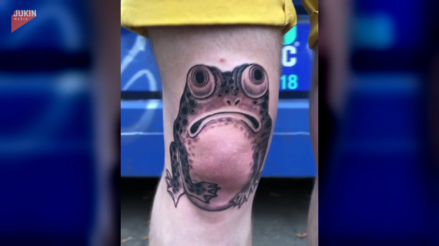 Takiego zamówienia nie miał chyba do tej pory żaden salon tatuażu. Ciekawe, co pomyślał artysta, gdy klient zażyczył sobie wytatuowania mu na kolanach... żab. Zwierzęta wyglądają realistycznie, szczególnie wprawione w "ruch". Zobaczcie