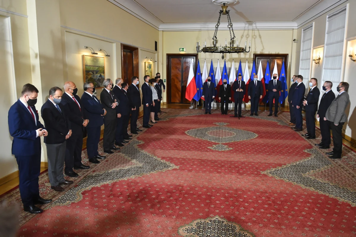 Zapowiedziana na poniedziałek ceremonia dokonania zmian w rządzie została odwołana. Miało to związek z wykryciem koronawirusa u przyszłego ministra edukacji Przemysława Czarnka. Jak powiedział nam Główny Inspektor Sanitarny Jarosław Pinkas, kwarantanna czeka jeszcze kilku ministrów, a jego zdaniem zaprzysiężenie rządu będzie możliwe najwcześniej za tydzień. Po południu rzecznik prezydenta Błażej Spychalski oświadczył jednak, że Andrzej Duda dokona zmian w składzie Rady Ministrów we wtorek o godzinie 14:00.
