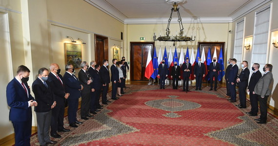 Zapowiedziana na poniedziałek ceremonia dokonania zmian w rządzie została odwołana. Miało to związek z wykryciem koronawirusa u przyszłego ministra edukacji Przemysława Czarnka. Jak powiedział nam Główny Inspektor Sanitarny Jarosław Pinkas, kwarantanna czeka jeszcze kilku ministrów, a jego zdaniem zaprzysiężenie rządu będzie możliwe najwcześniej za tydzień. Po południu rzecznik prezydenta Błażej Spychalski oświadczył jednak, że Andrzej Duda dokona zmian w składzie Rady Ministrów we wtorek o godzinie 14:00.