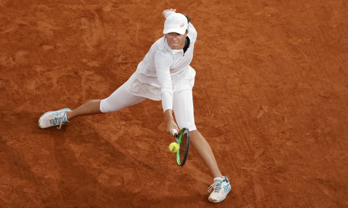 Iga Świątek i Amerykanka Nicole Melicher pokonały rozstawione z "szóstką" Czeszkę Kvetę Peschke i Holenderkę Demi Schuurs 6:3, 6:4 w 1/8 finału debla French Open. Polka w niedzielę po raz pierwszy w karierze awansowała do wielkoszlemowego ćwierćfinału w singlu.
