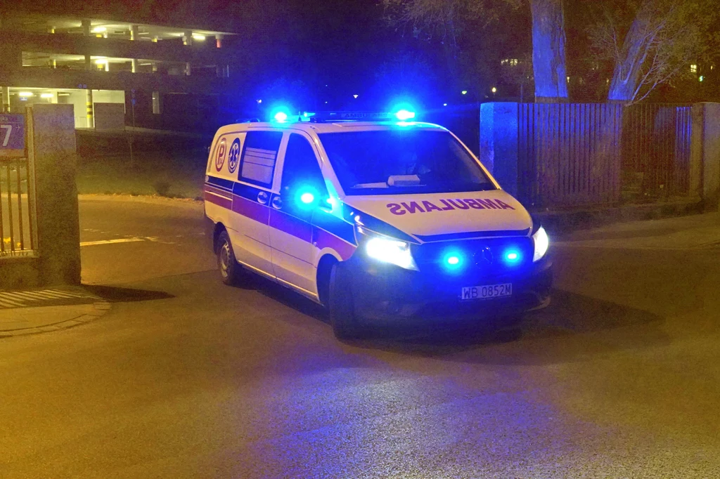 Ambulans wyjeżdża ze szpitala, w którym leczą się chorzy na COVID-19