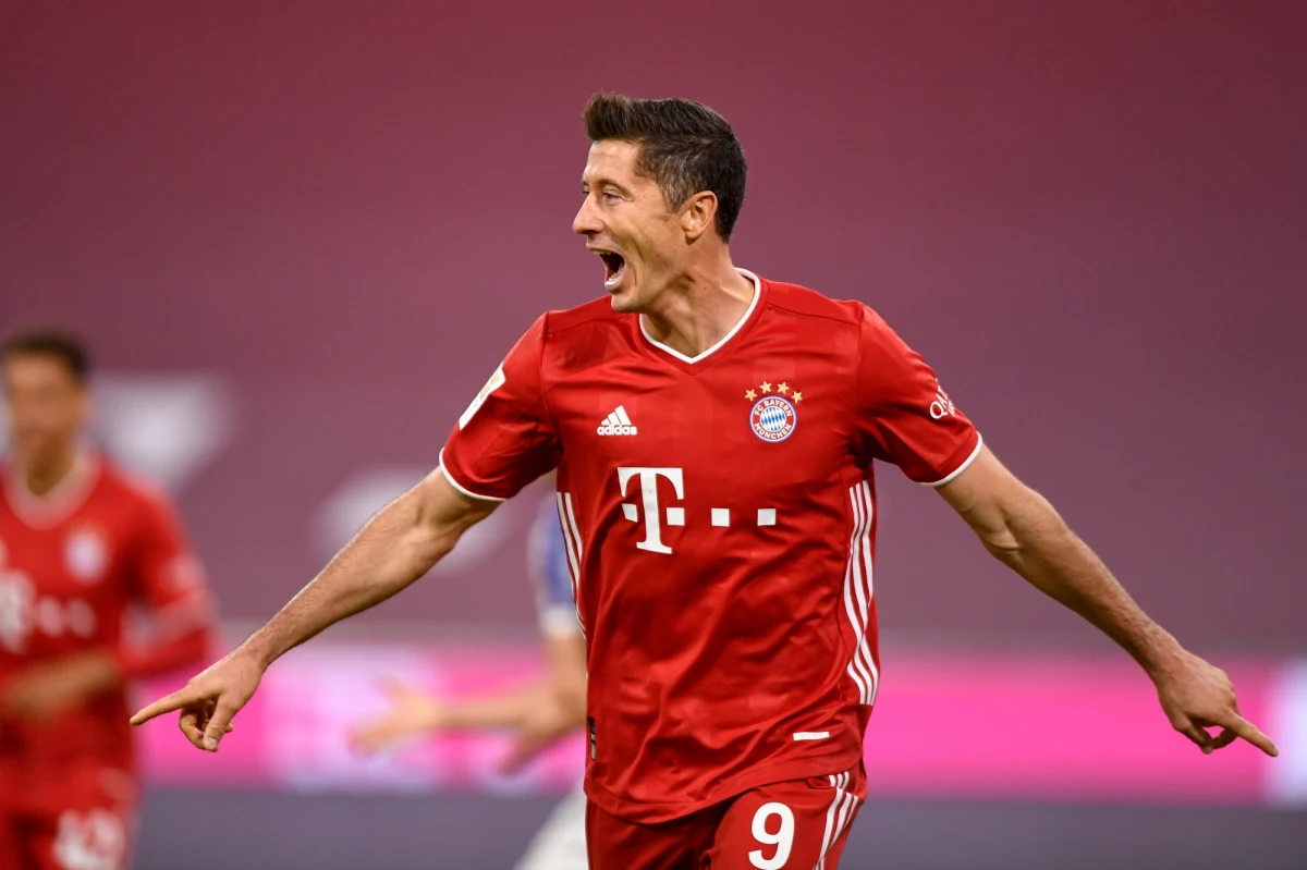 Kapitan piłkarskiej reprezentacji Polski Robert Lewandowski zdał egzamin magisterski w Wyższej Szkole Edukacja w Sporcie - poinformowała uczelnia na Facebooku. Napastnik Bayernu Monachium otrzymał ocenę bardzo dobrą.