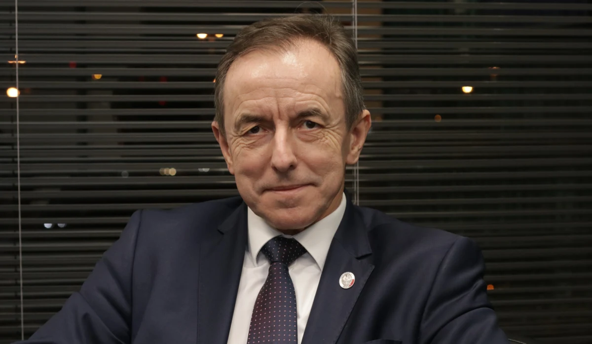 ​Marszałek Senatu Tomasz Grodzki poddał się samoizolacji, w środę ma mieć przeprowadzony test na koronawirusa - poinformowała w poniedziałek PAP wicedyrektor CIS Anna Godzwon. Samoizolacji poddali się także liderzy Lewicy.