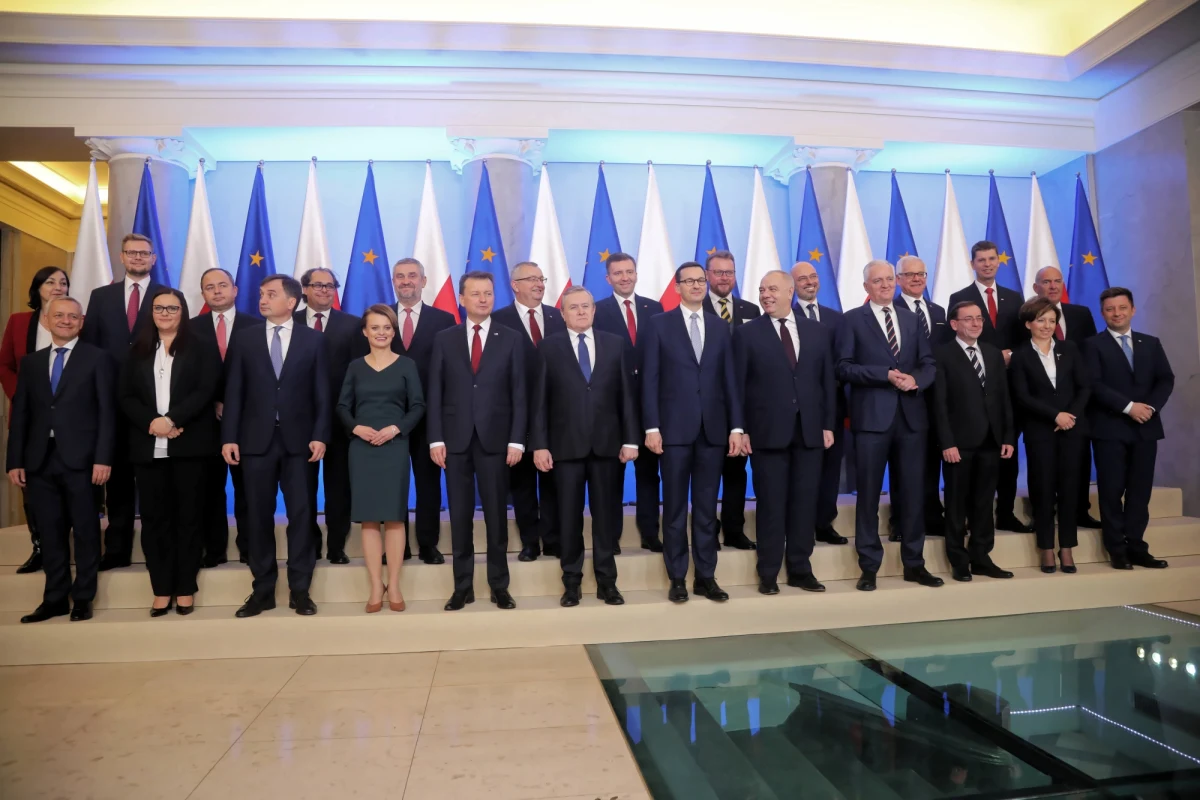 Jacek Sasin, Michał Dworczyk, Dariusz Piontkowski, Jacek Ozdoba zostali skierowani na kwarantannę w związku z postępowaniem epidemiologicznym przeprowadzonym w związku ze stwierdzeniem zakażenia koronawirusem u posła Przemysława Czarnka - poinformował rzecznik rządu Piotr Müller.