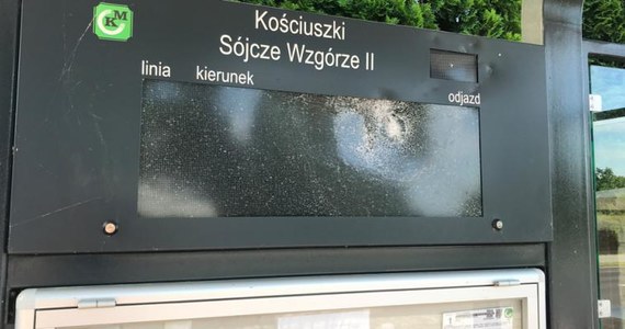 Szczecinecka policja zatrzymała 40-latka, któremu przedstawiono zarzut zniszczenia multimedialnego przystanku autobusowego i wyrządzenia szkody miastu w kwocie ponad 25 tys. zł. Mężczyzna miał wyjaśniać, że jego agresję wywołało rozstanie z dziewczyną – poinformowała asp. Anna Matys.