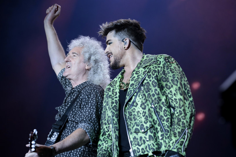 Do sprzedaży trafił koncertowy album "Queen + Adam Live Around the World". Dzięki temu wydawnictwu grupa Queen (tym razem wspierana przez wokalistę Adama Lamberta) ma spore szanse po raz pierwszy od 25 lat znaleźć się na szczycie brytyjskiej listy przebojów.