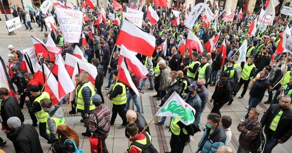 Blokady dróg w całym kraju zapowiadają na środę rolnicy z OPZZ i AGROunii. W ramach protestu przeciwko procedowanej w parlamencie "Piątce dla zwierząt" zamierzają - jak twierdzą - zablokować w sumie 100 tras.