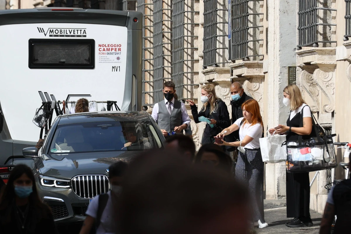 Tom Cruise stanął w długiej kolejce do szpitala w Rzymie, by zrobić test na obecność koronawirusa. Aktor przyjechał do stolicy Włoch na zdjęcia do filmu "Mission: Impossible 7". 