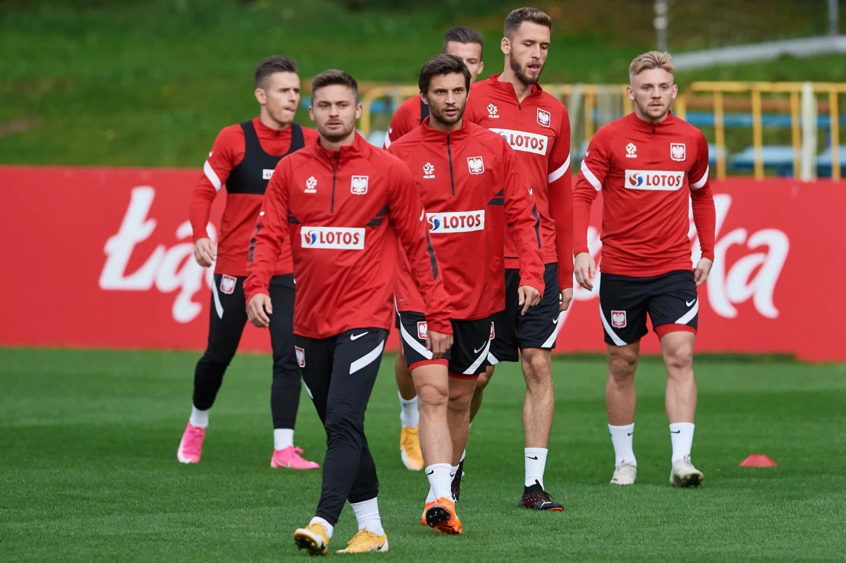 Piłkarz przebywający na zgrupowaniu reprezentacji Polski ma pozytywny wynik testu na koronawirusa. Taką informację przekazał rzecznik PZPN. To już kolejny przypadek koronawirusa na zgrupowaniu piłkarskiej reprezentacji Polski. Dziennikarz RMF FM Wojciech Marczyk informuje, że pozytywny wynik testu na koronawirusa ma obrońca reprezentacji Polski Maciej Rybus. W jego miejsce selekcjoner Jerzy Brzeczek powołał Rafała Pietrzaka i Alana Czerwińskiego.