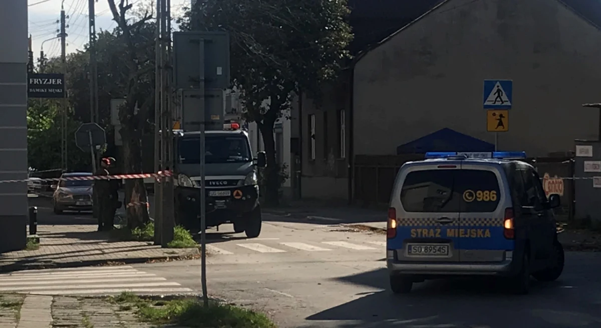 Łącznie 8 pocisków artyleryjskich znaleziono w Sosnowcu przy ul. Reymonta. Mieszkańcy pobliskich kamienic musieli spędzić noc poza domem. Na miejscu pracowali saperzy, którzy zakończyli już przeszukanie terenu. Lokatorzy domów przy ul. Reymonta mogą już wracać do swoich mieszkań.