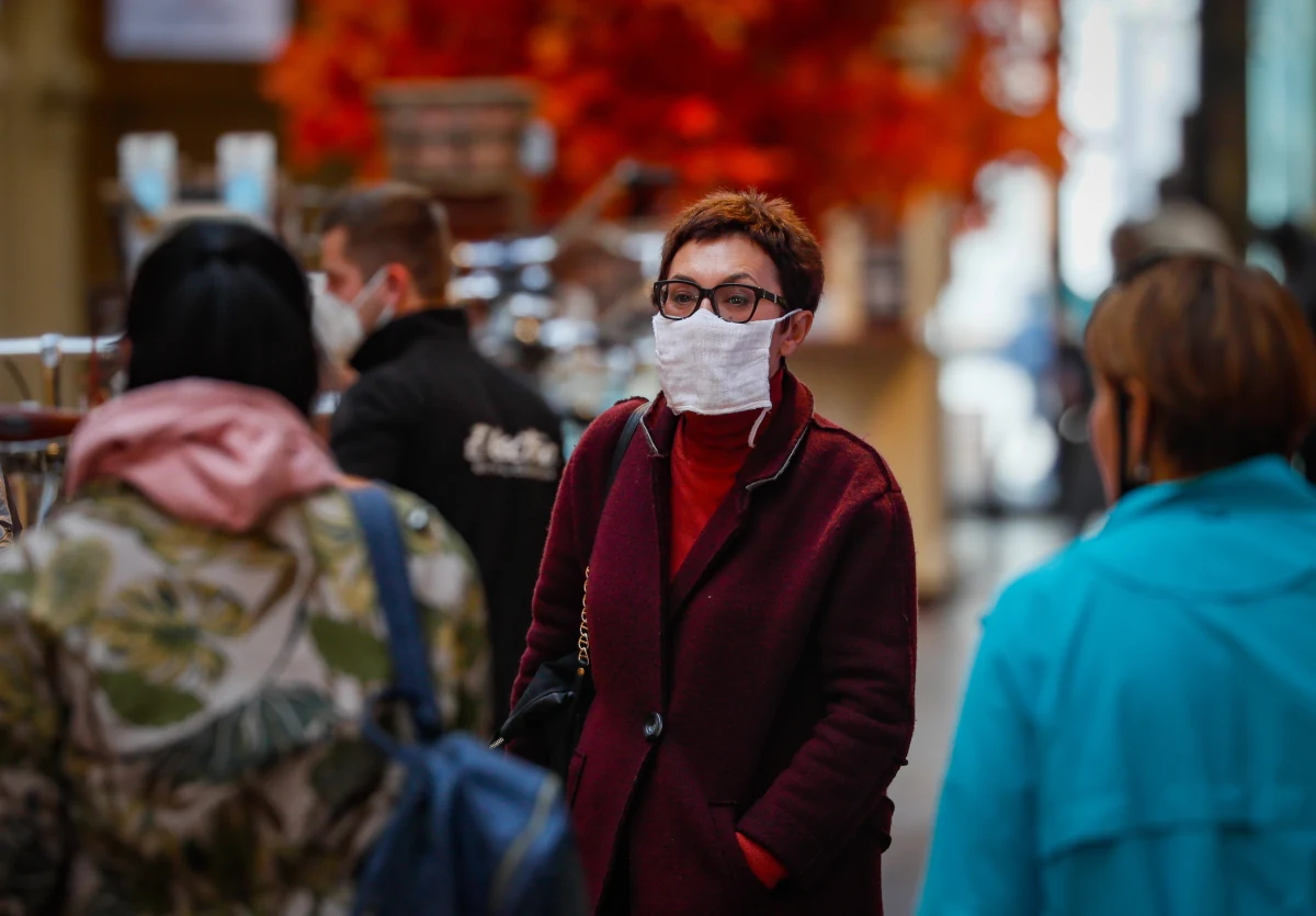 Nie będzie ostrzejszych wytycznych, a jedynie doprecyzowanie przepisów dotyczących egzekwowania obostrzeń wprowadzonych w związku z pandemią. Takie są wspólne ustalenia resortu zdrowia i policji. Nieoficjalne ustalenia RMF FM potwierdzili na konferencji prasowej Komendant Główny Policji i minister zdrowia. "Chcemy ogłosić politykę zero tolerancji dla nieprzestrzegania zasad dotyczących obostrzeń" - zapowiedział Adam Niedzielski.