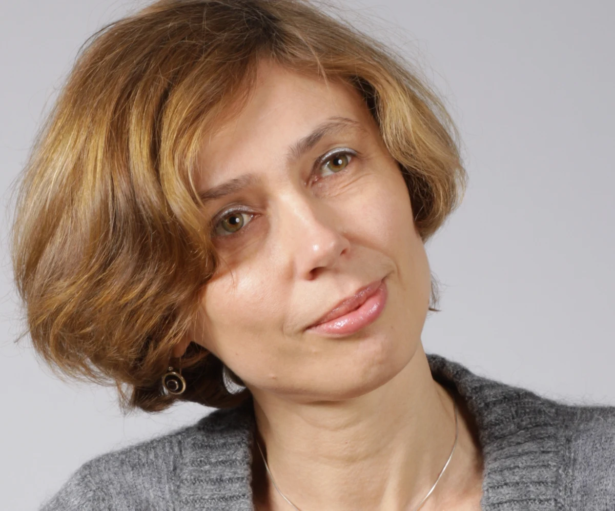 Roger Penrose udowodnił, że czarne dziury mogą istnieć i "nakazał" astrofizykom, by wzięli swoje instrumenty i ich szukali - mówi RMF FM prof. Agata Różańska z Centrum Astronomicznego im. Mikołaja Kopernika PAN w Warszawie. Andrea Ghez i Reinhard Genzel taką supermasywną czarną dziurę znaleźli w centrum naszej galaktyki - Drogi Mlecznej. Królewska Szwedzka Akademia Nauk przyznała tegoroczną nagrodę Nobla badaczom tych najbardziej tajemniczych obiektów Wszechświata. 