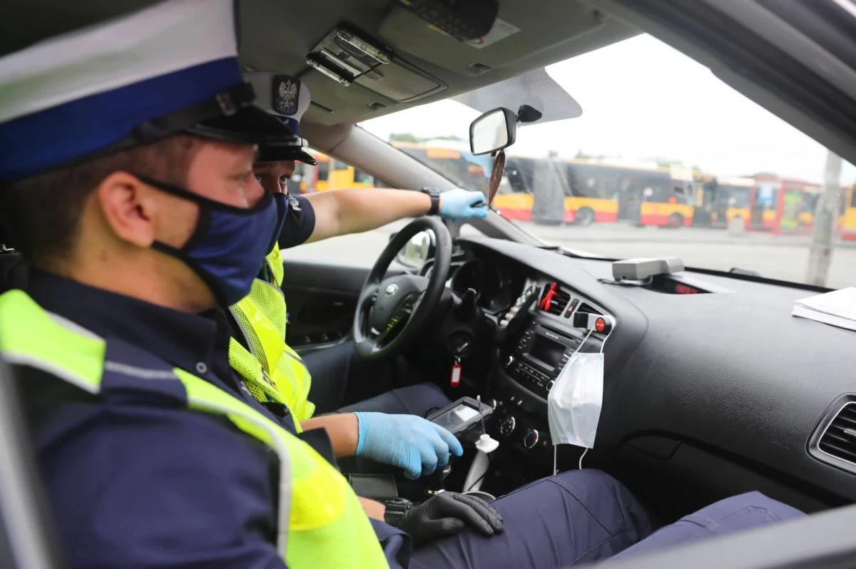 Będziemy bardzo rygorystycznie podchodzić do obowiązku zasłaniania ust i nosa – zapowiedział we wtorek Komendant Główny Policji gen. insp. Jarosław Szymczyk. Komendant Główny Policji zwrócił uwagę, że do tej pory przepisy pozwalają na niezasłanianie twarzy i nosa ze względu na dysfunkcje wymienione w rozporządzeniu. W jego ocenie niestety jest to bardzo często nadużywane przez niektóre osoby.