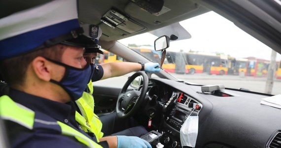 Będziemy bardzo rygorystycznie podchodzić do obowiązku zasłaniania ust i nosa – zapowiedział we wtorek Komendant Główny Policji gen. insp. Jarosław Szymczyk. Komendant Główny Policji zwrócił uwagę, że do tej pory przepisy pozwalają na niezasłanianie twarzy i nosa ze względu na dysfunkcje wymienione w rozporządzeniu. W jego ocenie niestety jest to bardzo często nadużywane przez niektóre osoby.