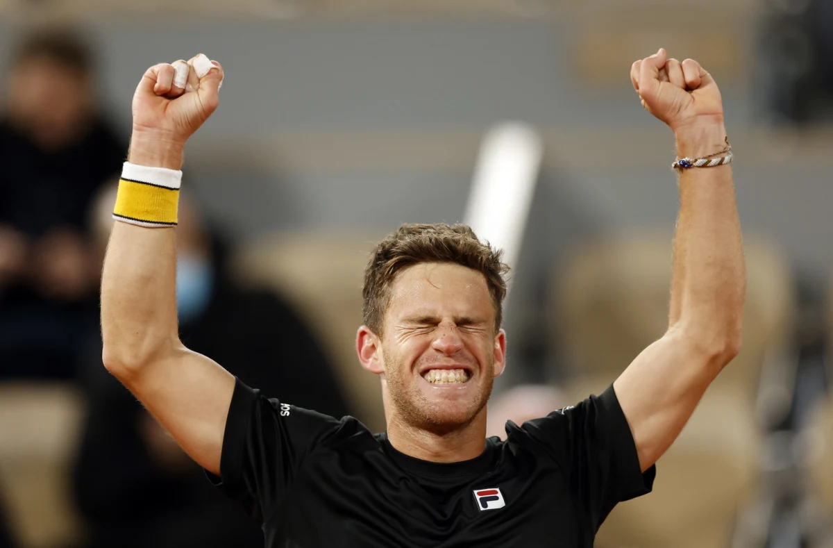 Austriak Dominic Thiem, triumfator niedawnego US Open, przegrał z Diego Schwartzmanem 6:7 (1-7), 7:5, 7:6 (8-6), 6:7 (5-7), 2:6 w ćwierćfinale French Open. Argentyński tenisista po raz pierwszy w karierze awansował do czołowej "czwórki" w Wielkim Szlemie.