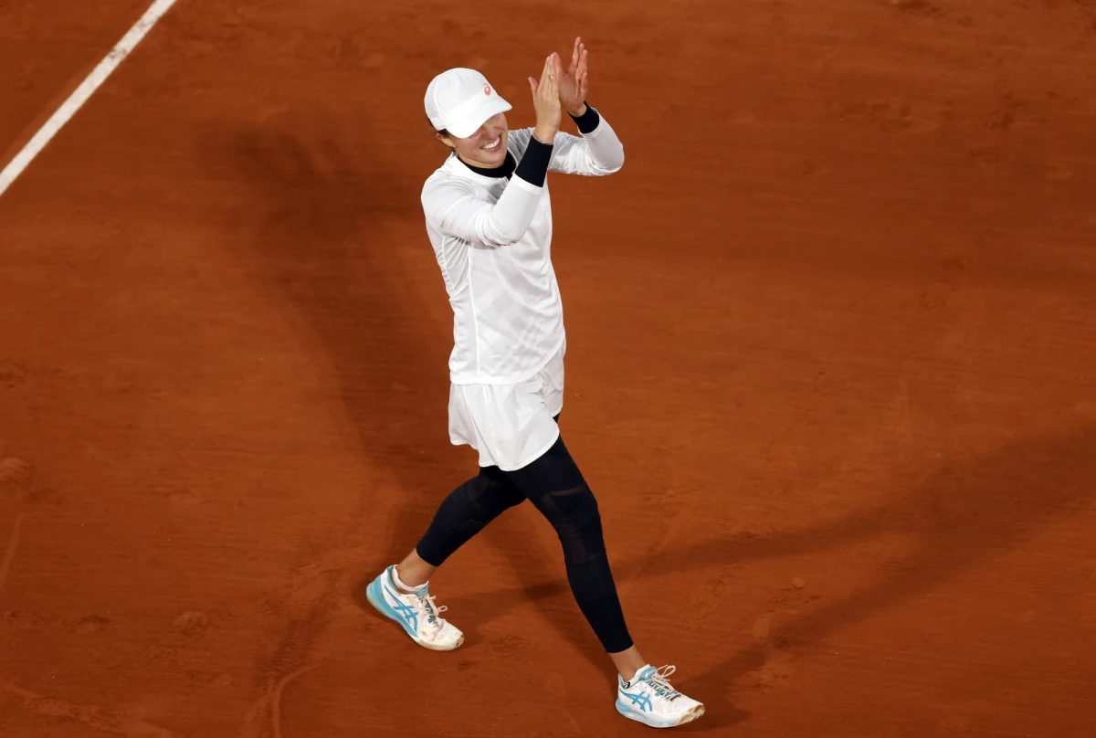Iga Świątek pokonała Włoszkę Martinę Trevisan 6:3, 6:1 i awansowała do półfinału turnieju French Open. 19-letnia tenisistka po raz pierwszy w karierze dotarła do tego etapu w Wielkim Szlemie, a o finał zagra z kolejną kwalifikantką - Argentynką Nadią Podoroską. Świątek została pierwszą od 1939 roku polską tenisistką w czołowej "czwórce" paryskiego turnieju w singlu. "Jeszcze to do mnie do końca nie dociera" - przyznała 19-letnia zawodniczka.