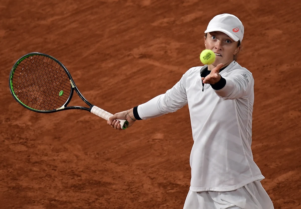 19-letnia Iga Świątek jest pierwszym graczem z Polski, który w tenisowej Erze Open - datowanej od 1968 roku - osiągnął półfinał paryskiego French Open. Z biało-czerwonych w Wielkim Szlemie tak daleko dotarli jeszcze tylko Jadwiga Jędrzejowska, Agnieszka Radwańska i Jerzy Janowicz.