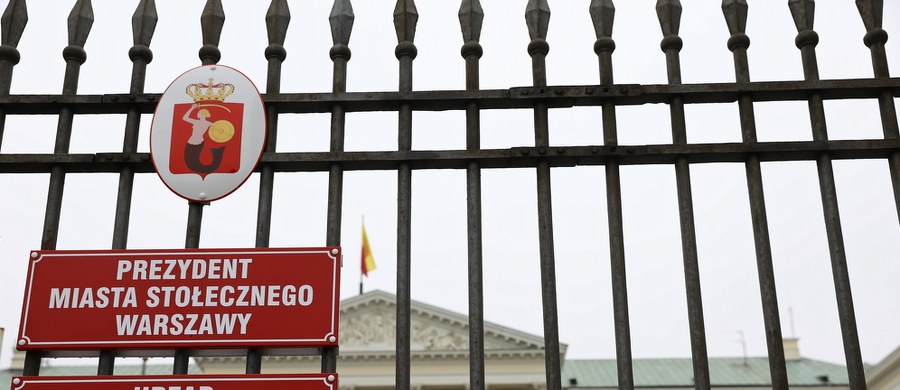 Centralne Biuro Antykorupcyjne informuje, że przeprowadziło przeszukania w Biurze Bezpieczeństwa i Zarządzania Kryzysowego Urzędu Miasta Stołecznego Warszawy. Działania agentów są związane z prowadzonym przez Prokuraturę Okręgową w Szczecinie śledztwem dotyczącym wręczania łapówek za ujawnianie tajemnicy służbowej.