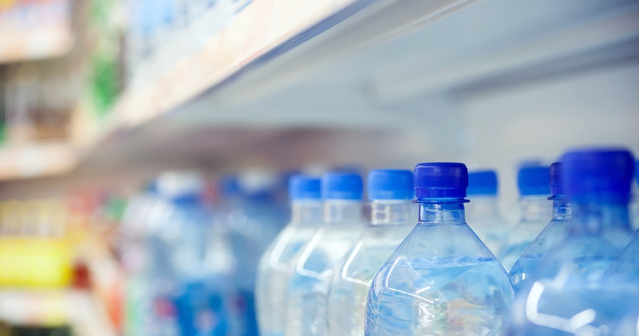 Ostrzeżenie przed fragmentami szkła w wodzie mineralnej. "Nie spożywać"