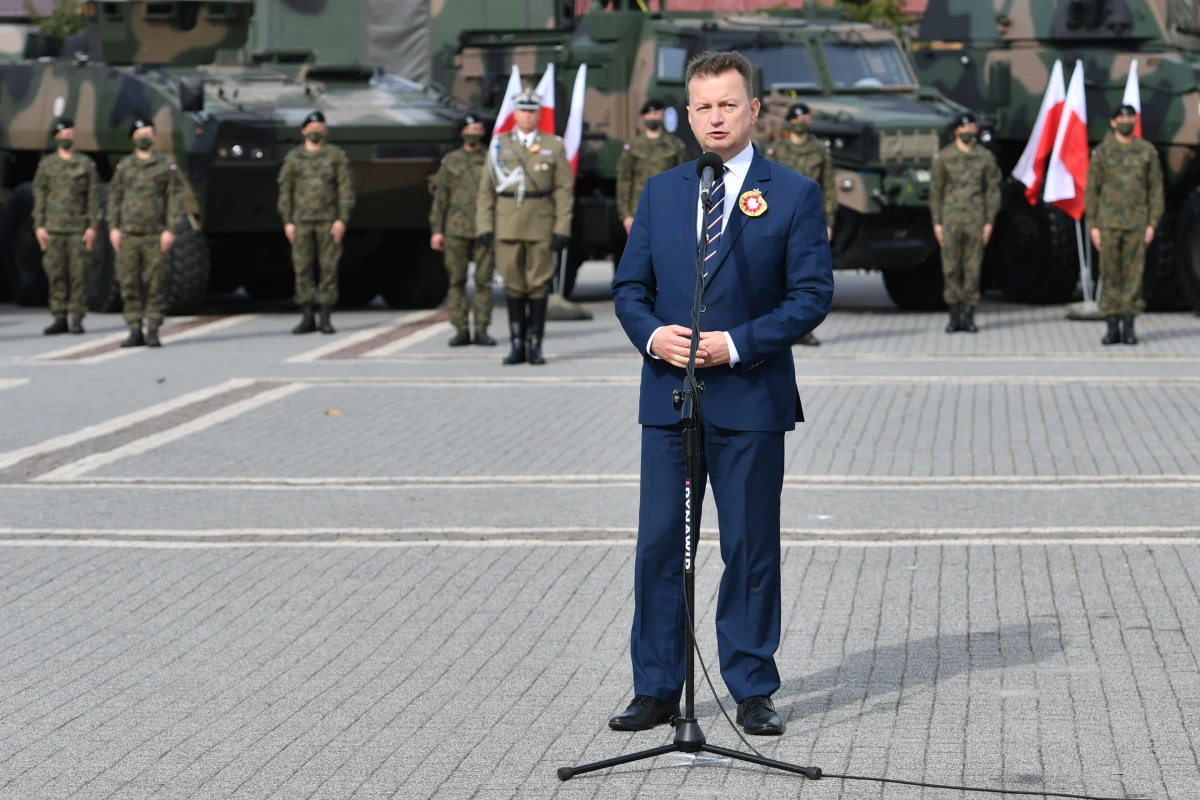 Minister obrony narodowej Mariusz Błaszczak poddał się kwarantannie po kontakcie z generałem, u którego potwierdzono zakażenie koronawirusem. Jeszcze wczoraj Błaszczak uczestniczył w uroczystości zaprzysiężenia nowego rządu Mateusza Morawieckiego w ogrodach Pałacu Prezydenckiego w Warszawie.