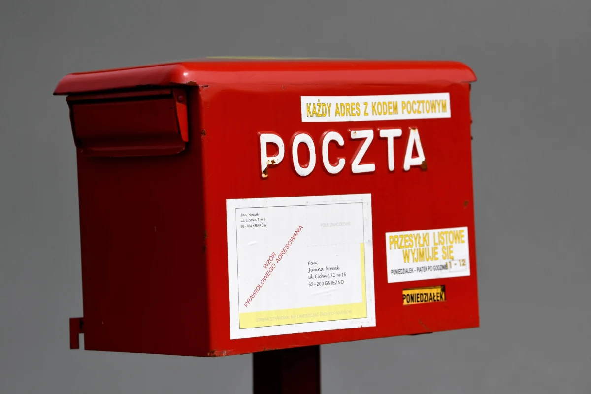 Specjalny zespół ekspertów powołany przez Krajowe Biuro Wyborcze ma ocenić żądania Poczty Polskiej dotyczące nieprzeprowadzonych wyborów korespondencyjnych z 10 maja – dowiedział się reporter RMF FM. Według szacunków chodzi o około 70 milionów złotych, choć wniosku poczty w tej sprawie nadal nie ma. 