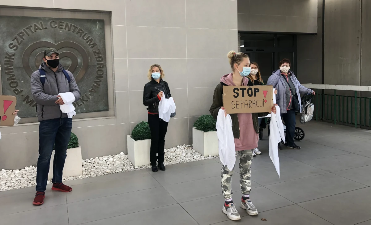 25 łóżek dla rodziców, którzy chcą być ze swoimi dziećmi, od wtorku 6 października udostępnia Instytut Centrum Zdrowia Matki Polki w Łodzi. To dodatkowe miejsca hotelowe w internacie na terenie głównego budynku instytutu. Decyzja szpitala to spełnienie postulatów rodziców, którzy protestowali przeciwko zakazowi odwiedzin wcześniaków i noworodków przebywających na trzech szpitalnych oddziałach.