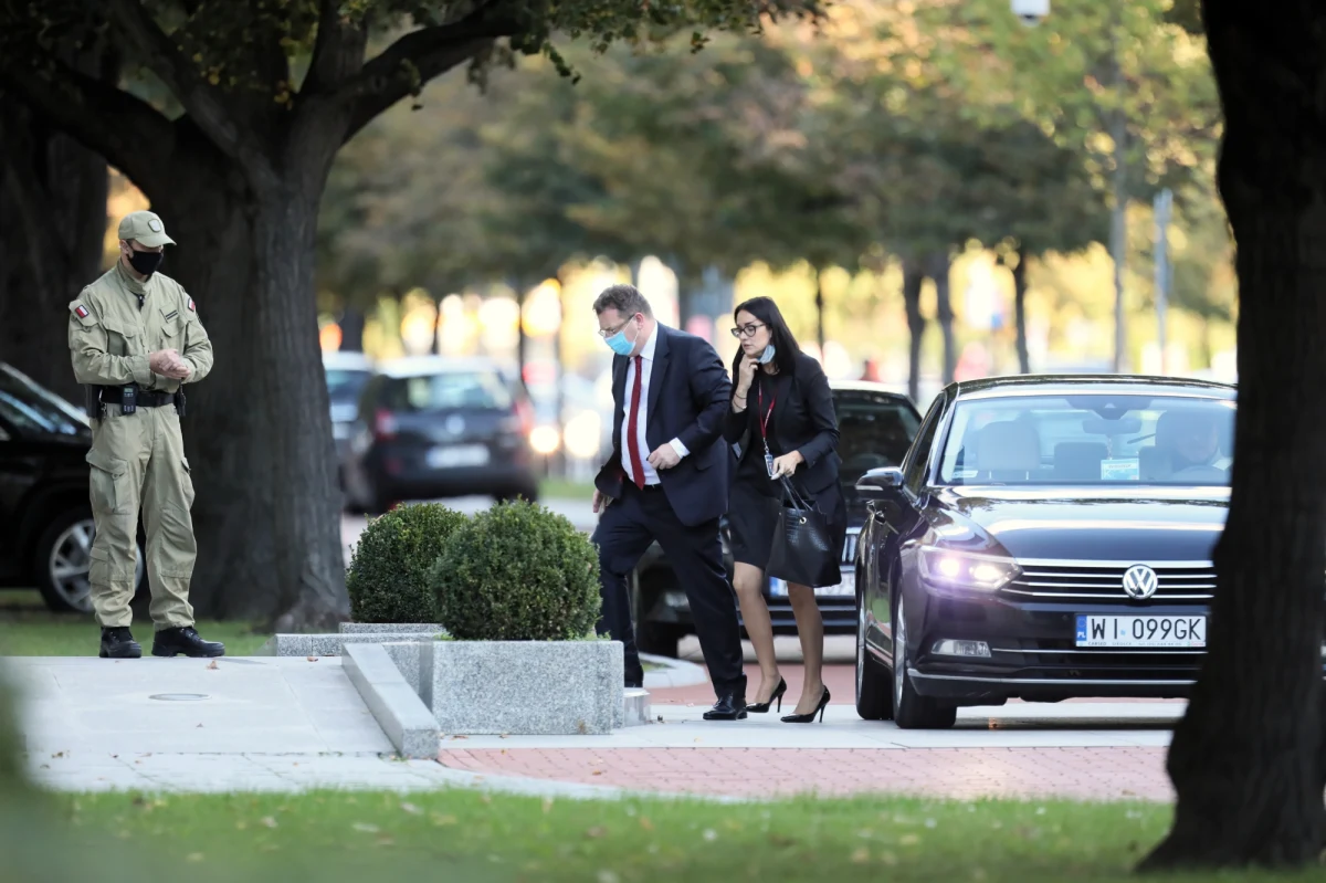 Zmiany w rządzie mają doprowadzić do usprawnienia jego działania. Ze względu na przekraczającą 100 osób liczbę członków rząd miał też zostać odchudzony. Liczba resortów ma być zmniejszona z 20 do 14, liczba członków rządu łącznie z premierem spadnie jednak tylko z 24 do 21. Co więcej, już dziś o połowę wzrosła liczba jego członków, urzędujących w Kancelarii Premiera. 