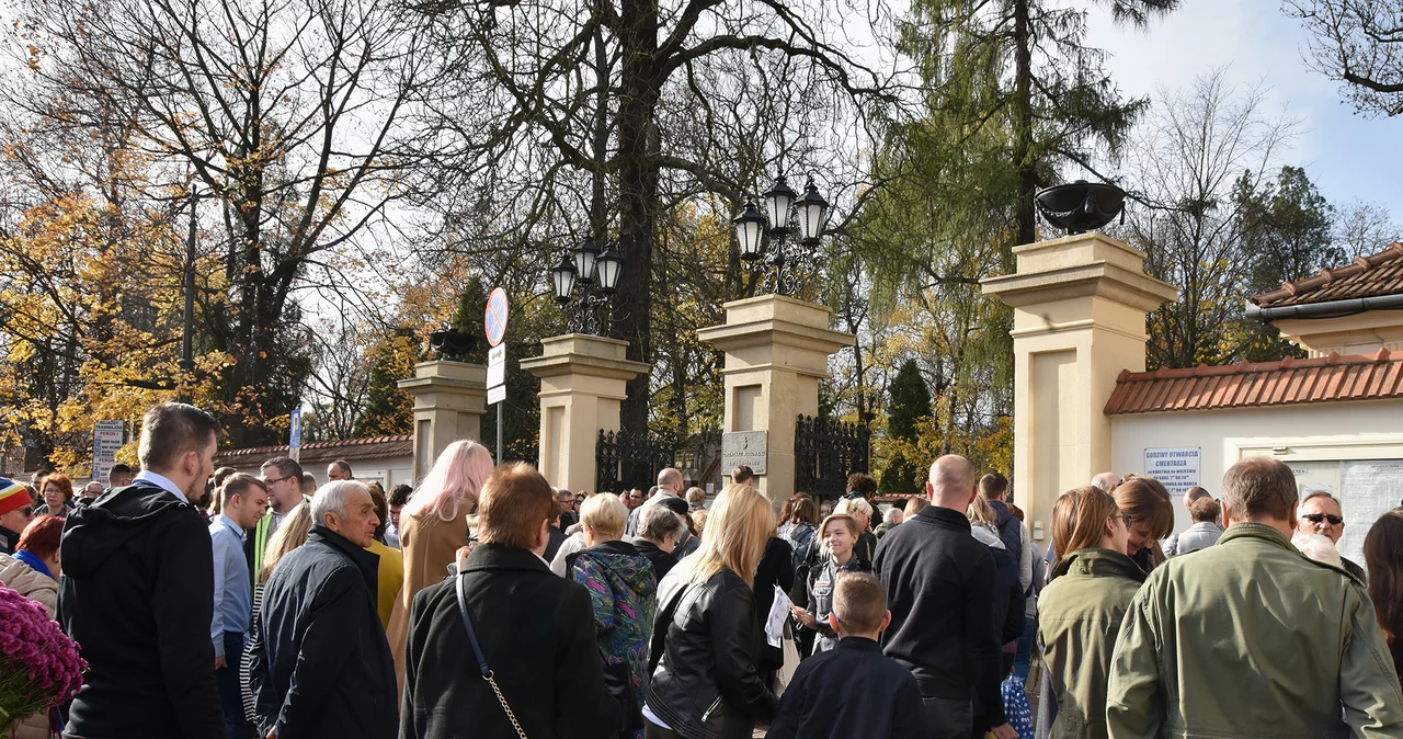 Podczas dnia Wszystkich Świętych na cmentarzu Rakowickim w Krakowie, zdjęcie archiwalne